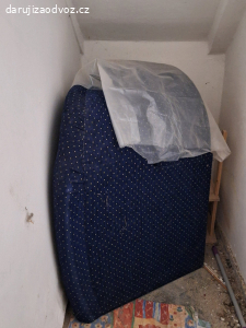 Rozkládací rohový modrý gauč