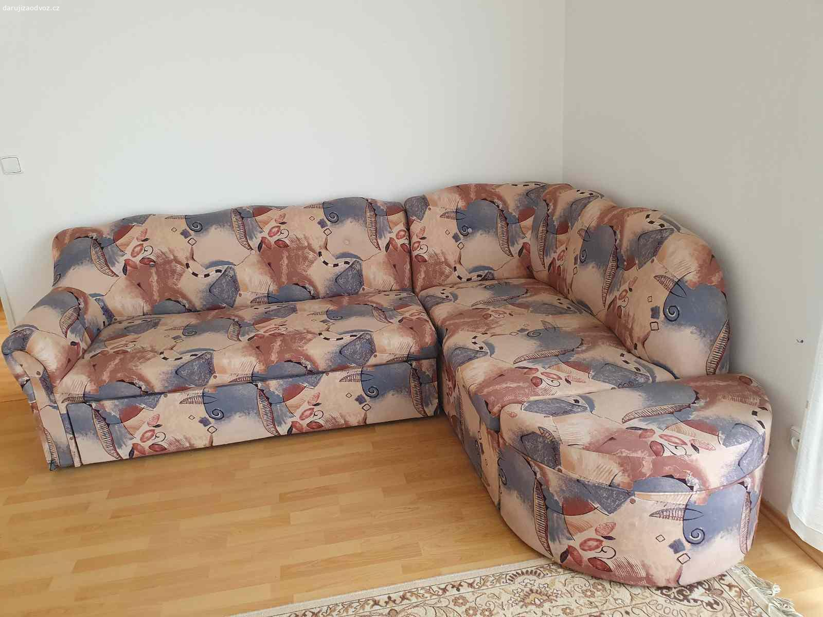 Rozkládací sedací souprava. Z pozůstalosti (kuřácká domácnost).
Rozložená cca 150x245 cm 
nerozložená cca 240x140 cm
Daruji za odvoz -Jenštejn
