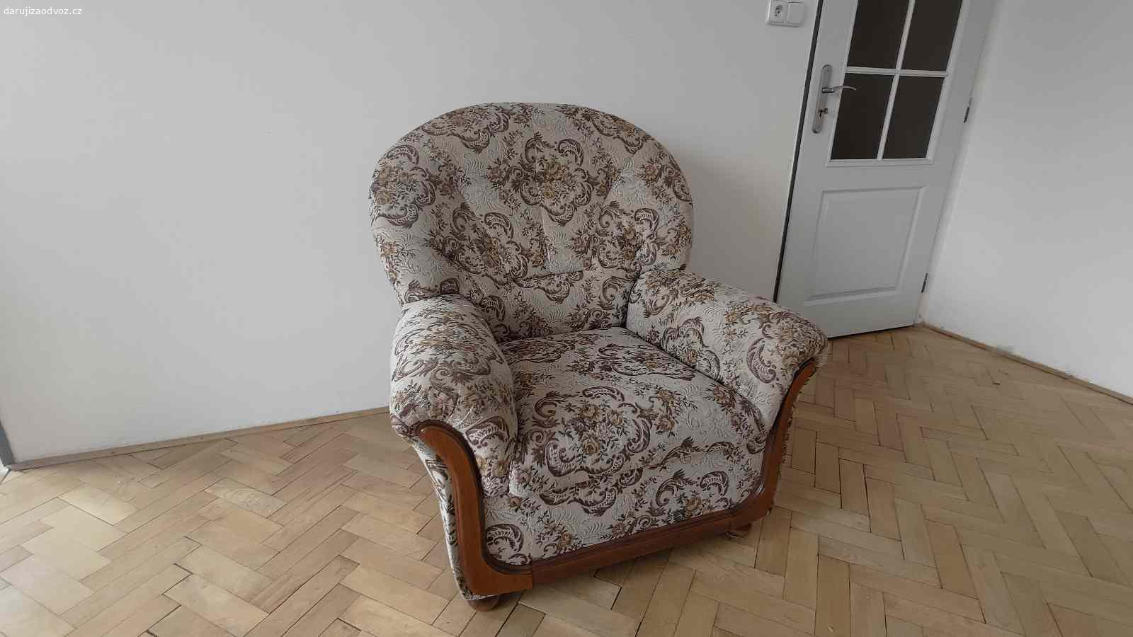 Rozkládací sedačka, 2x křeslo. Sedačka
- Š 190, V 100, H 90
- rozložená plocha na spaní Š 140, D 190
- v bederní části mírně slehlé polstrování opěrky a drobné oděrky na potahu

Křeslo (2 ks)
- Š 90, V 100, H 90
- na obou rozkousaný potah na zadním rohu, na prvním i na předním rohu, na druhém prošoupaná područka

Daruji za odvoz. Čtvrté patro bez výtahu. Pomůžu naložit.