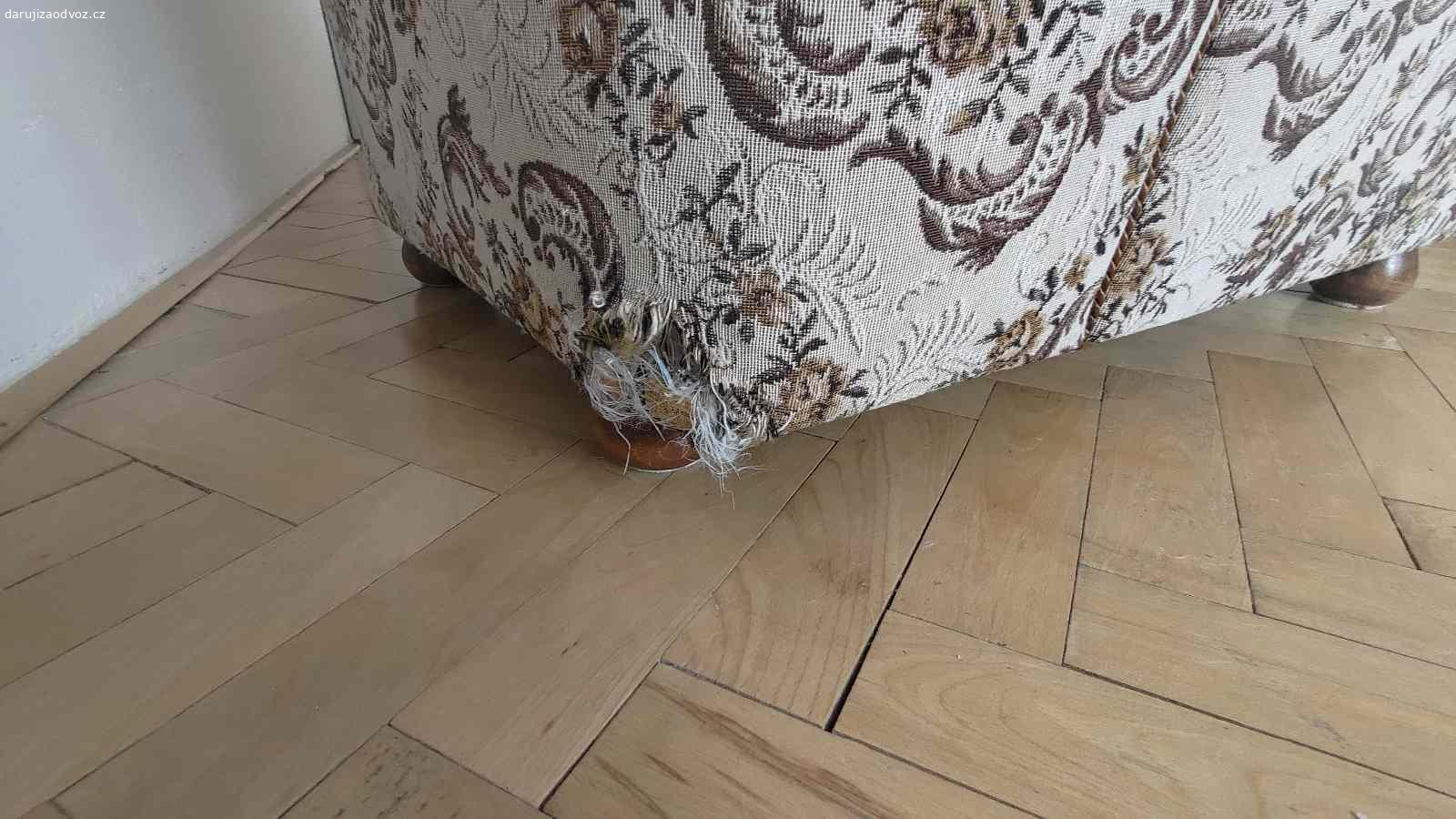 Rozkládací sedačka, 2x křeslo. Sedačka
- Š 190, V 100, H 90
- rozložená plocha na spaní Š 140, D 190
- v bederní části mírně slehlé polstrování opěrky a drobné oděrky na potahu

Křeslo (2 ks)
- Š 90, V 100, H 90
- na obou rozkousaný potah na zadním rohu, na prvním i na předním rohu, na druhém prošoupaná područka

Daruji za odvoz. Čtvrté patro bez výtahu. Pomůžu naložit.