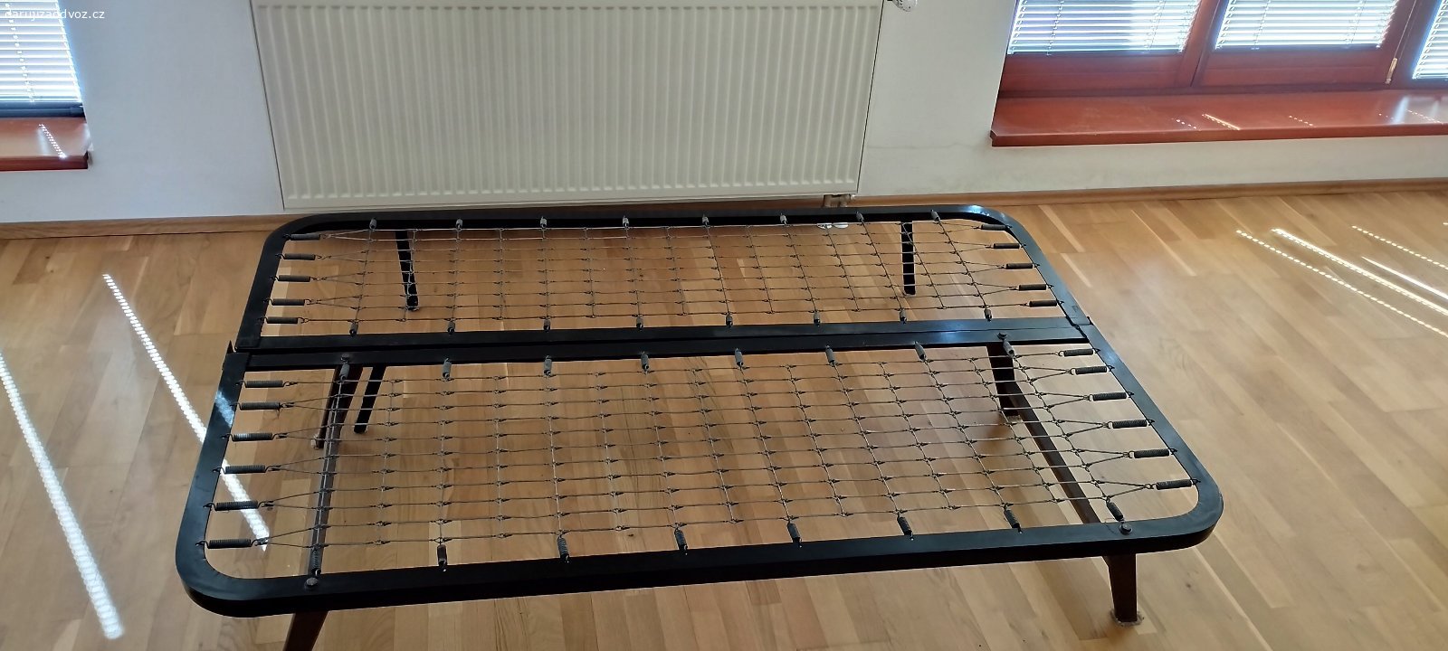 Rozkládací sedačka a 1 a 1/2 lůžko 190x 65 (130)cm. Sedačka nebo po sklopení 1 a 1/2 lůžko šíře 130cm, délka 190cm.
dvě třívrstvé matrace 190x 67cm a 190 x 63cm, výška 13cm.
Celokovová konstrukce s pružinovou plochou.
Matrace zánovní, málo používané.
Aktuálně v Praze 6 na Paťance.