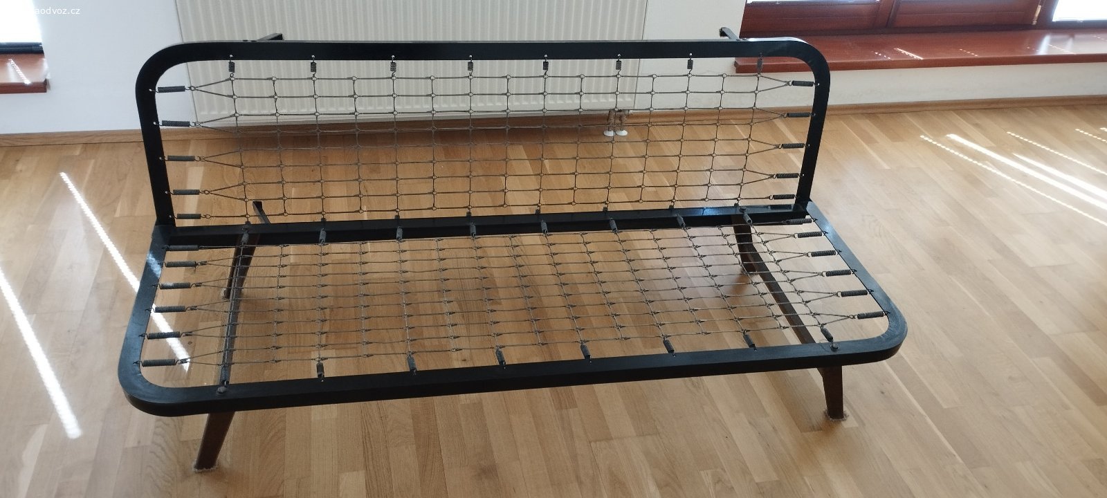 Rozkládací sedačka a 1 a 1/2 lůžko 190x 65 (130)cm. Sedačka nebo po sklopení 1 a 1/2 lůžko šíře 130cm, délka 190cm.
dvě třívrstvé matrace 190x 67cm a 190 x 63cm, výška 13cm.
Celokovová konstrukce s pružinovou plochou.
Matrace zánovní, málo používané.
Aktuálně v Praze 6 na Paťance.