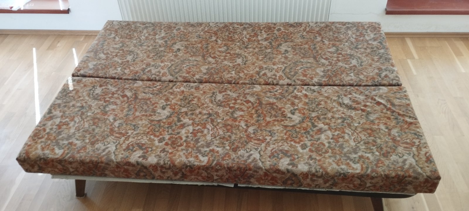 Rozkládací sedačka a 1 a 1/2 lůžko 190x 65 (130)cm. Sedačka nebo po sklopení 1 a 1/2 lůžko šíře 130cm, délka 190cm.
dvě třívrstvé matrace 190x 67cm a 190 x 63cm, výška 13cm.
Celokovová konstrukce s pružinovou plochou.
Matrace zánovní, málo používané.
Aktuálně v Praze 6 na Paťance.