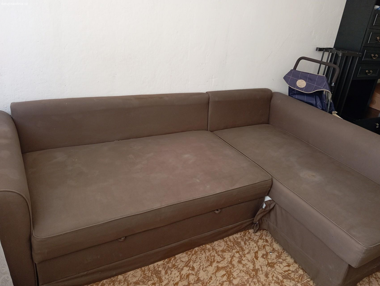 Rozkládací sedačka Ikea. Nutno vyčistit. Zkoušela jsem saponát a jsou z toho akorát fleky. 
Míry cca 250x150 cm.
Je potřeba si snést ze zvýšeného přízemí. Nemáme výtah. 
Vyzvednutí Praha 9 Černý Most.