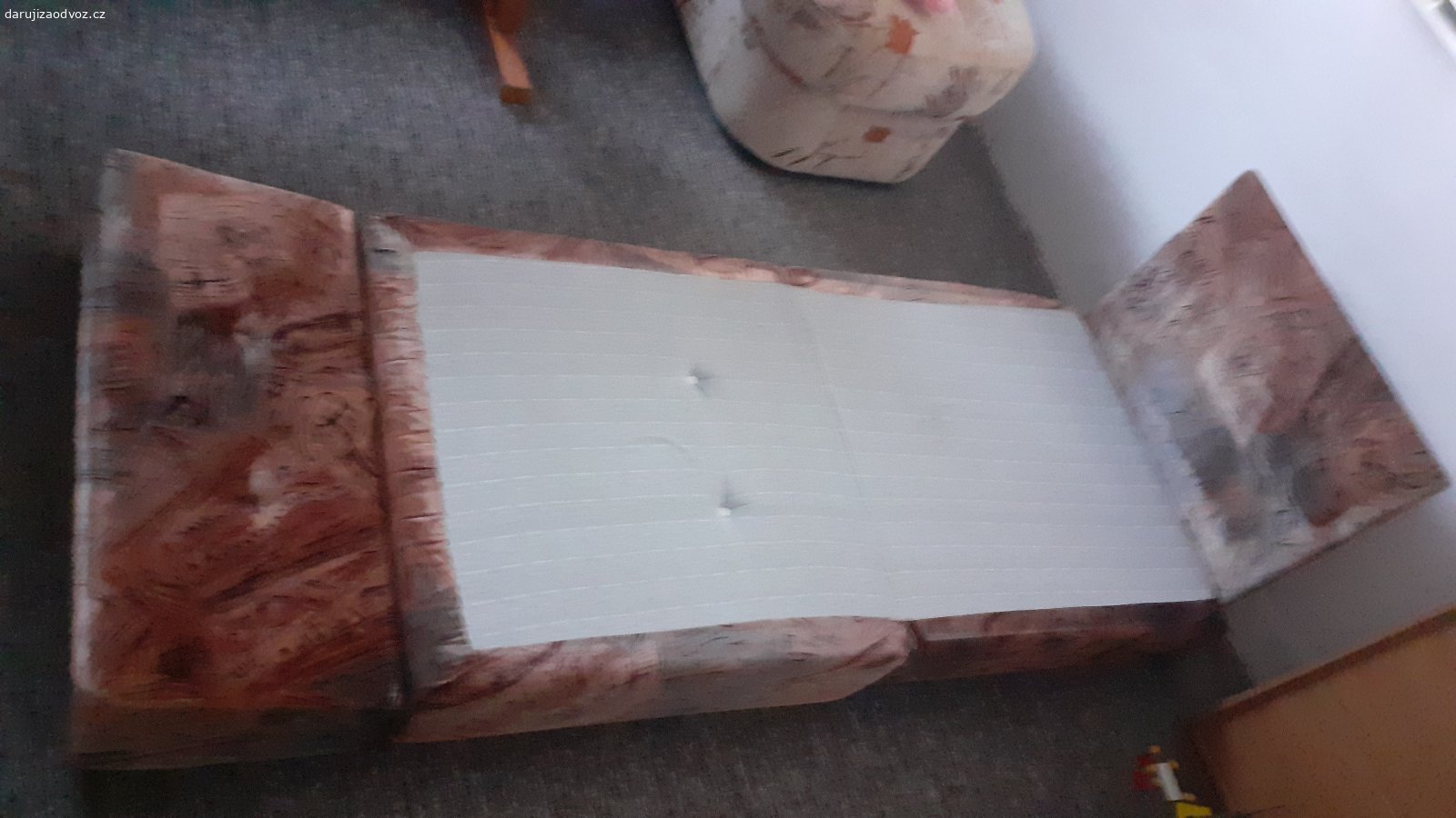 Rozkládací sedačka na spaní. Za odvoz přenechám rozkládací sedačku. Rozměr sedačky 78x75 cm, délka po rozložení 190 cm. Výška sedáku 35 cm.