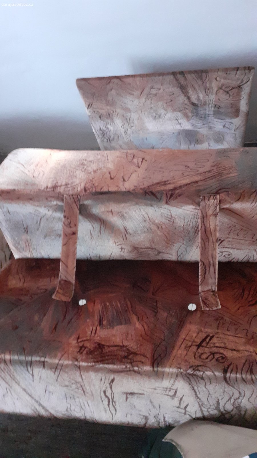 Rozkládací sedačka na spaní. Za odvoz přenechám rozkládací sedačku. Rozměr sedačky 78x75 cm, délka po rozložení 190 cm. Výška sedáku 35 cm.