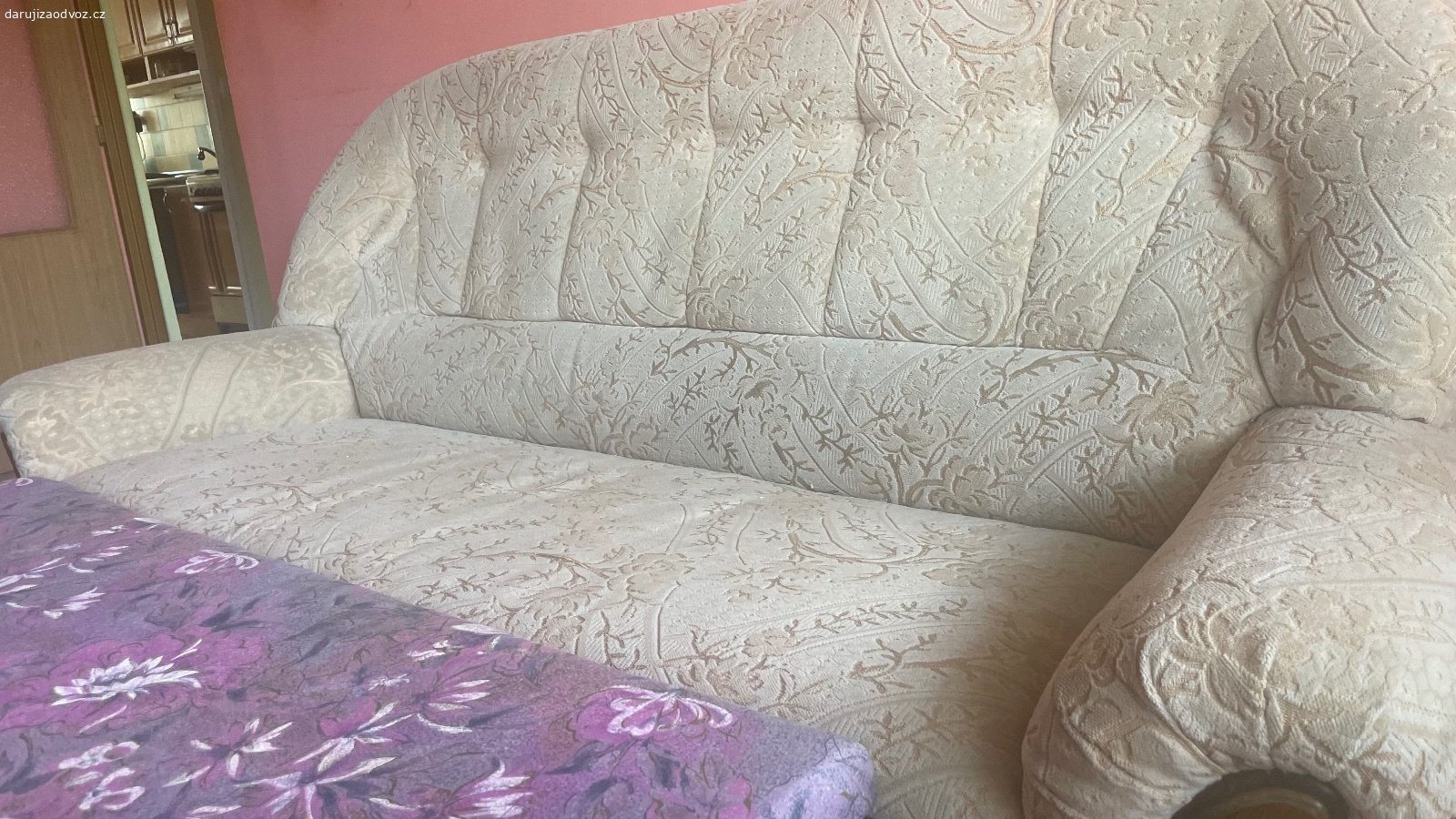 Rozkládací pohovka za odvoz. Daruji zachovalou rozkládací pohovku za odvoz. Rozměry: šířka 2 m hloubka 90 Cm. Plně funkční čistá nepoškozená.