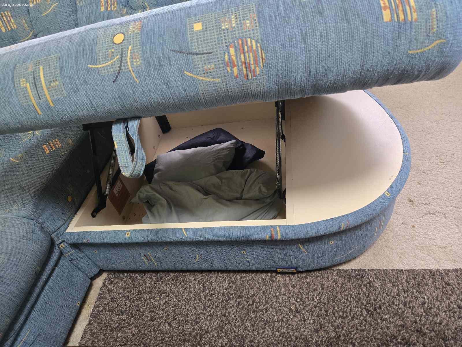 Rozkládací sedacka. Velmi zachovala. Nutný vlastní odnos a odvoz.