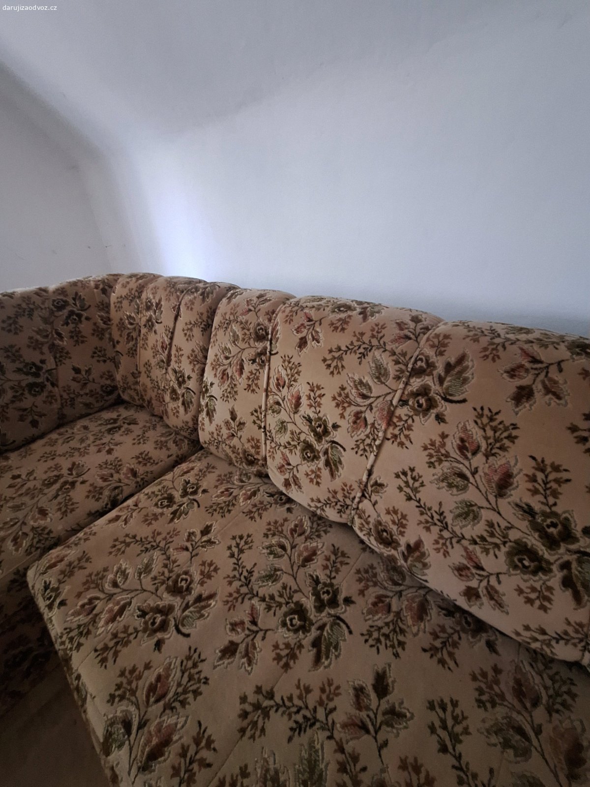 Rozkládací sedačka. s úložným prostorem, výborný stav, neprosezelá, neodřená. 250x170 cm.