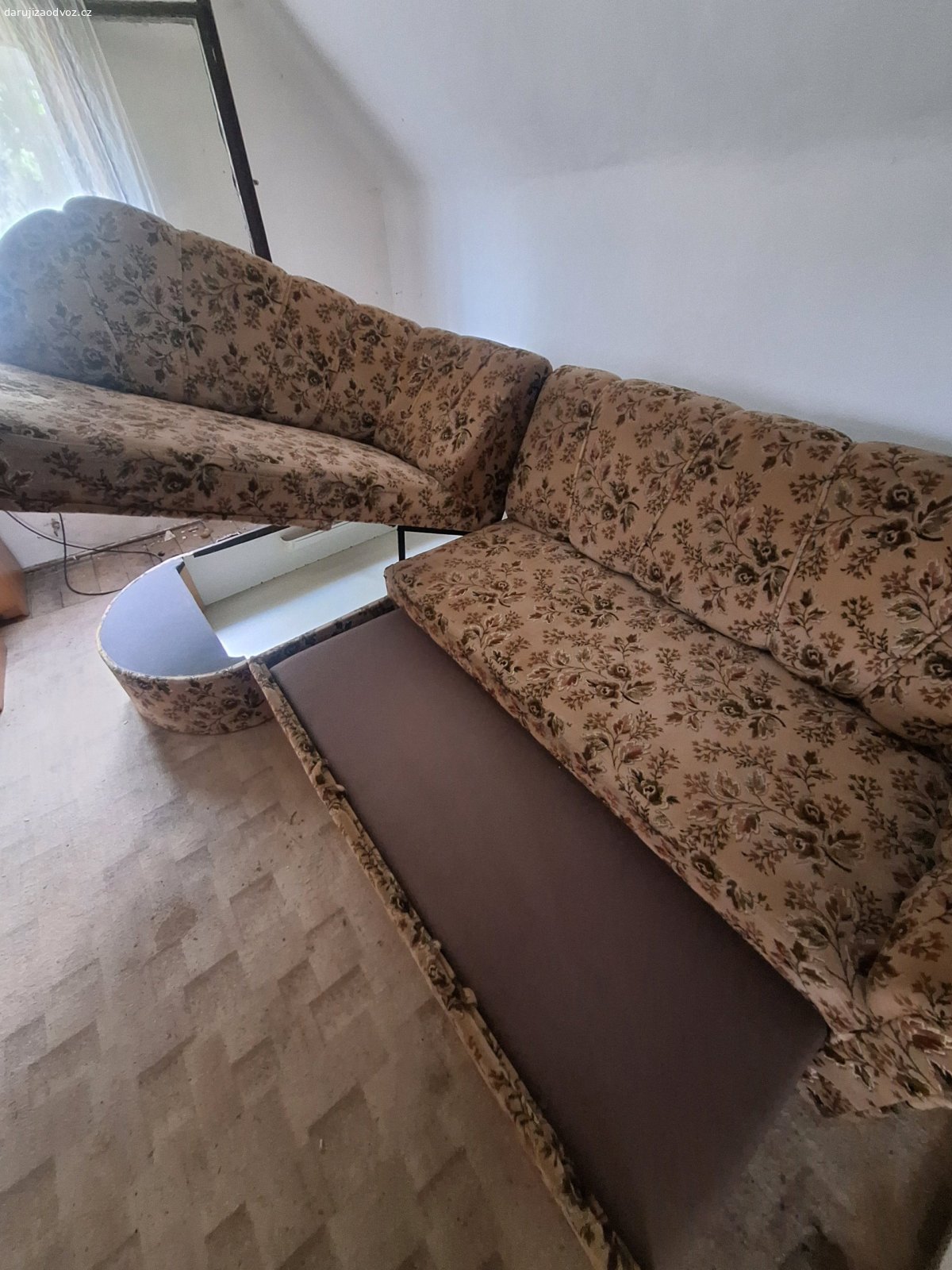 Rozkládací sedačka. s úložným prostorem, výborný stav, neprosezelá, neodřená. 250x170 cm.