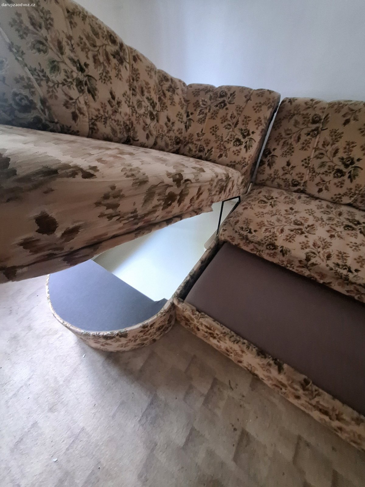 Rozkládací sedačka. s úložným prostorem, výborný stav, neprosezelá, neodřená. 250x170 cm.