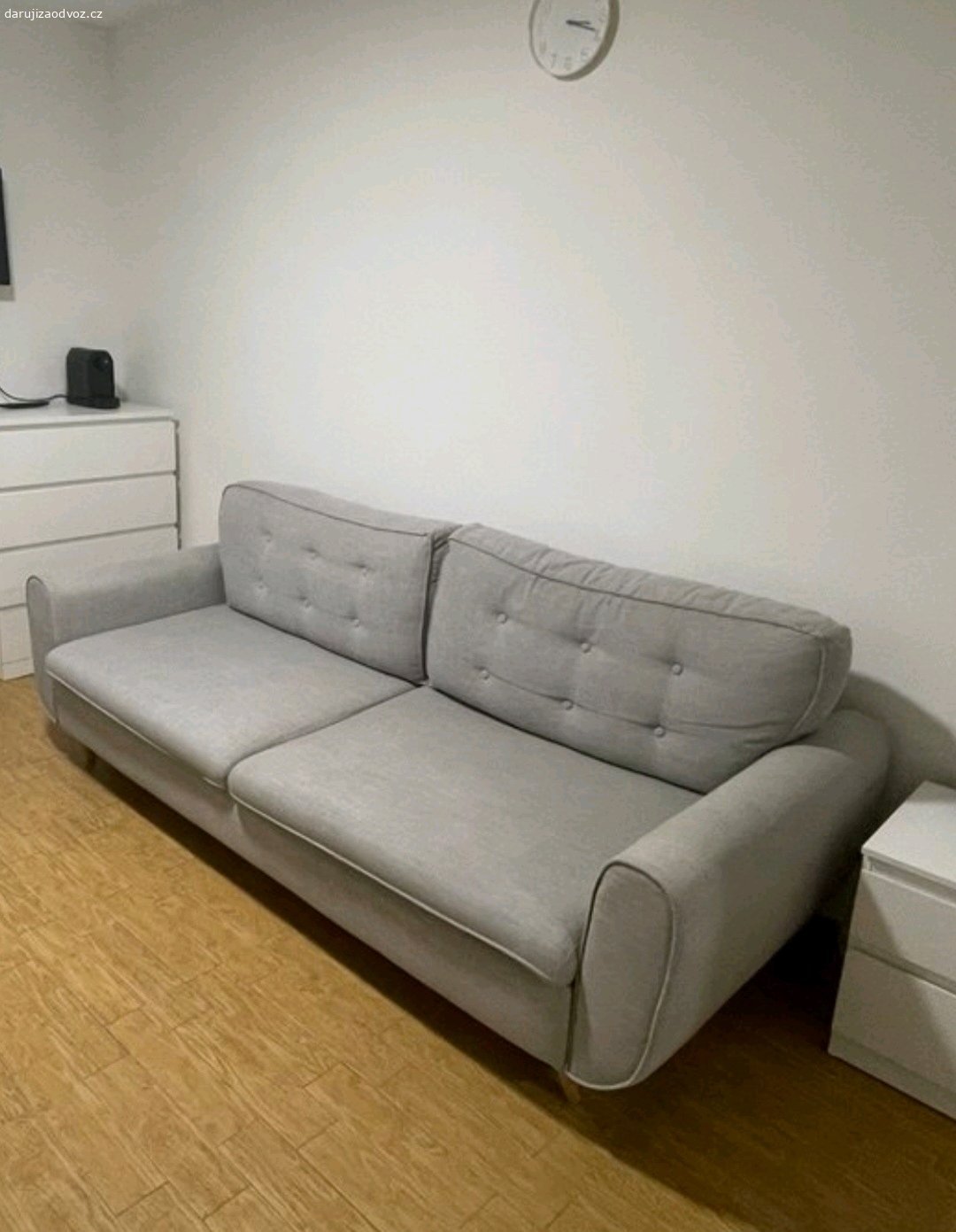 rozkladaci sedačka. Je celá, ale je potřeba vyčistit.
Na posledních dvou fotografiích je vidět, jak může pohovka vypadat po vyčištění. k vyzvednutí 15 nebo 16.08