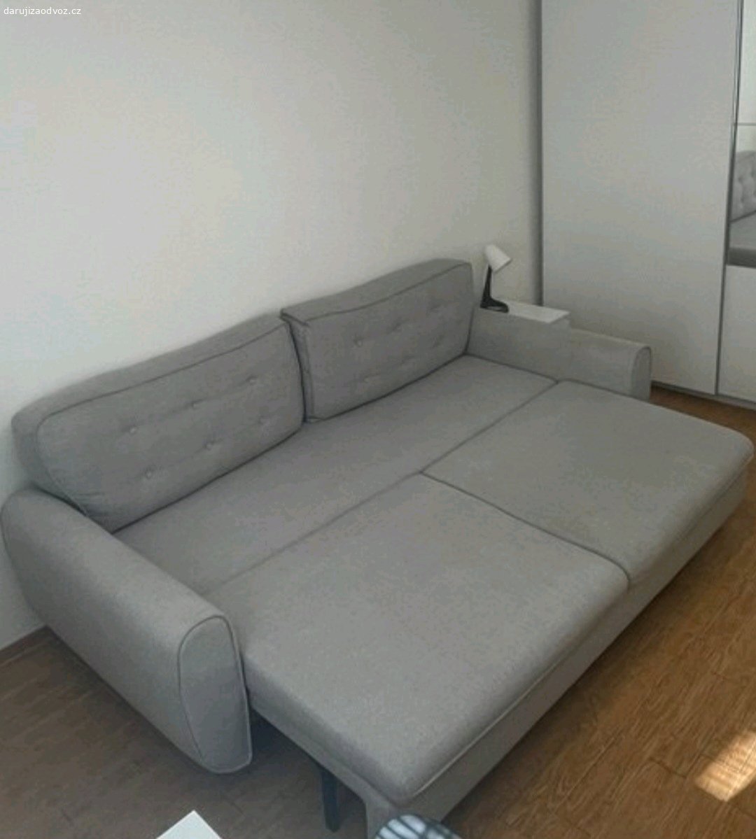 rozkladaci sedačka. Je celá, ale je potřeba vyčistit.
Na posledních dvou fotografiích je vidět, jak může pohovka vypadat po vyčištění. k vyzvednutí 15 nebo 16.08