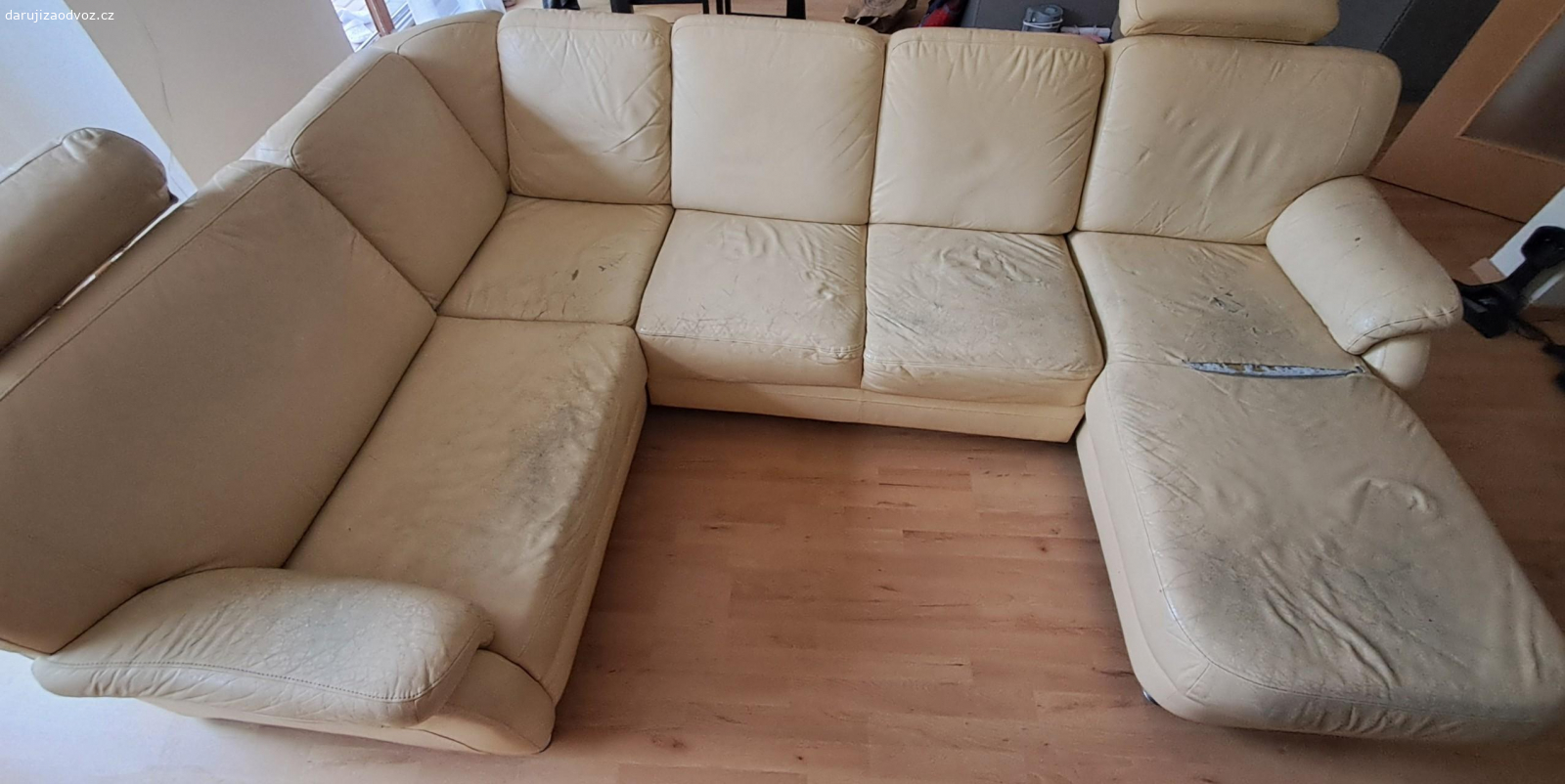 Rozkládací starší gauč. Daruji za odvoz starší rozkládací gauč vhodný třeba do garáže, klubovny nebo studentského bytu. Už má leccos za sebou, ale vše hravě překryje deka.
Je velký, pohodlný, vyspí se i větší množství lidí.