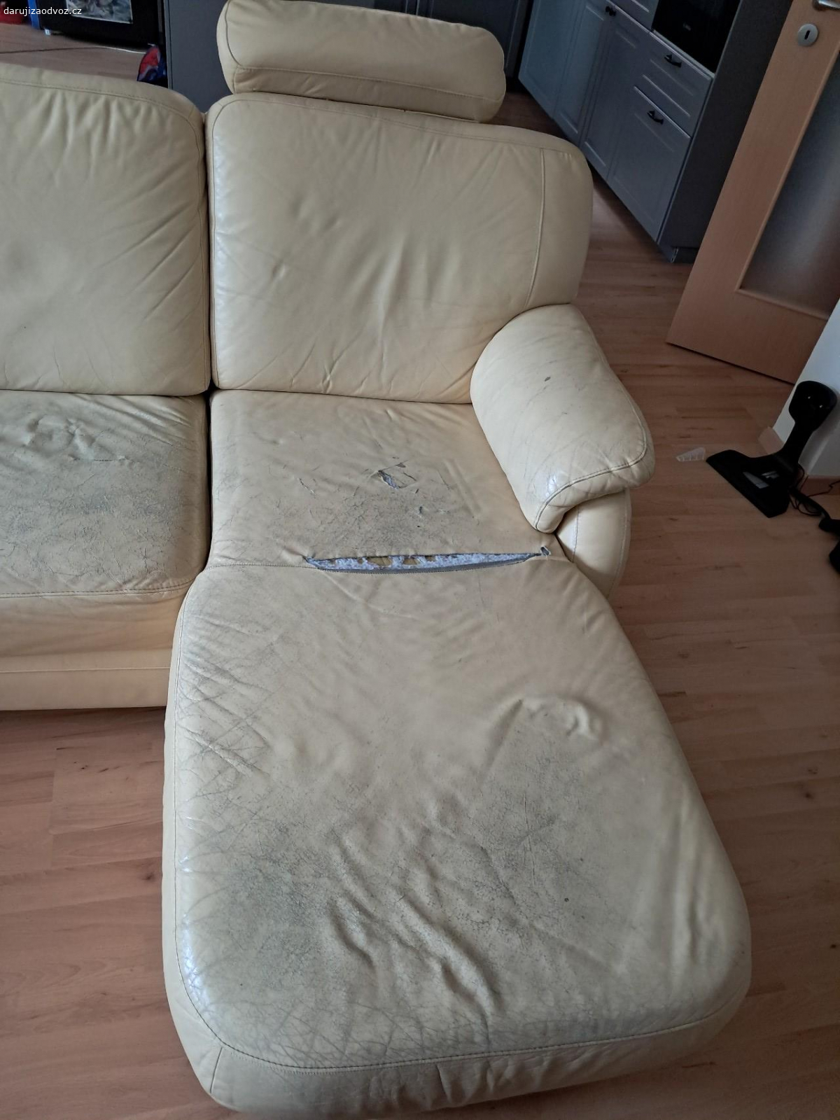 Rozkládací starší gauč. Daruji za odvoz starší rozkládací gauč vhodný třeba do garáže, klubovny nebo studentského bytu. Už má leccos za sebou, ale vše hravě překryje deka.
Je velký, pohodlný, vyspí se i větší množství lidí.