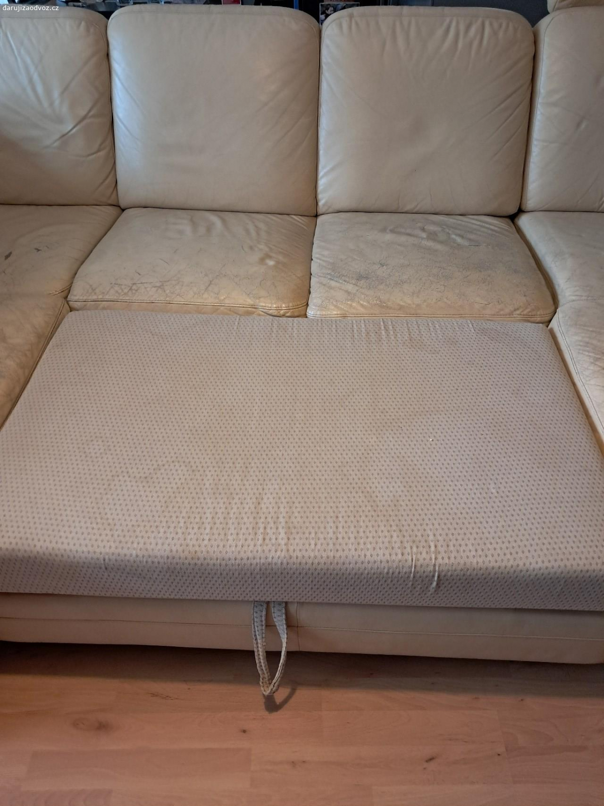 Rozkládací starší gauč. Daruji za odvoz starší rozkládací gauč vhodný třeba do garáže, klubovny nebo studentského bytu. Už má leccos za sebou, ale vše hravě překryje deka.
Je velký, pohodlný, vyspí se i větší množství lidí.