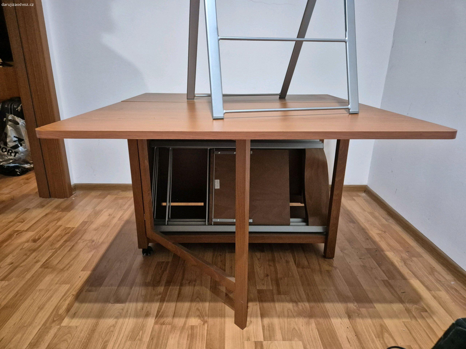 rozkládací stůl + 4 židle. Vymením rozkládací stůl a 4 židle  za 2 krabice kakaa GRANKA. POUZE OSOBNÍ ODBĚR - ZÍTRA  12.4. MEZI 11-12HOD.  UJEZD NAD LESY. POUZE TENTO DEN!