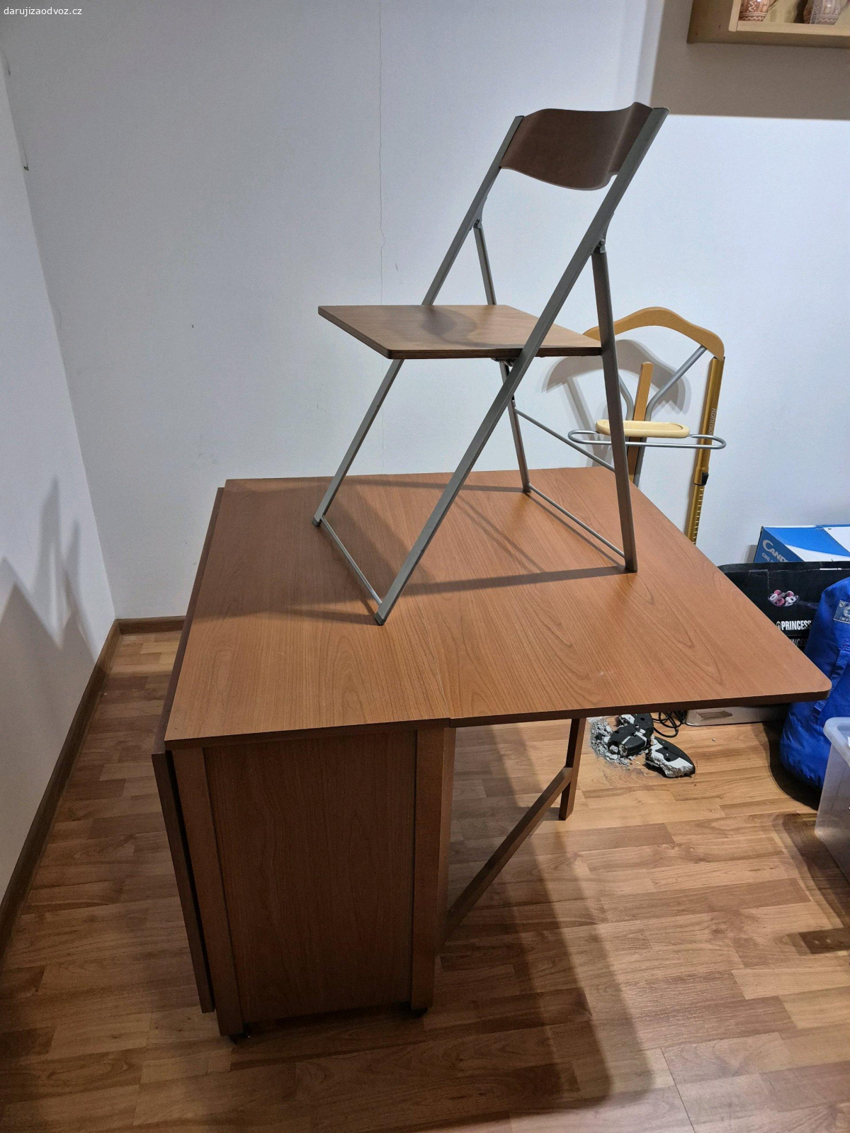 rozkládací stůl + 4 židle. Vymením rozkládací stůl a 4 židle  za 2 krabice kakaa GRANKA. POUZE OSOBNÍ ODBĚR - ZÍTRA  12.4. MEZI 11-12HOD.  UJEZD NAD LESY. POUZE TENTO DEN!