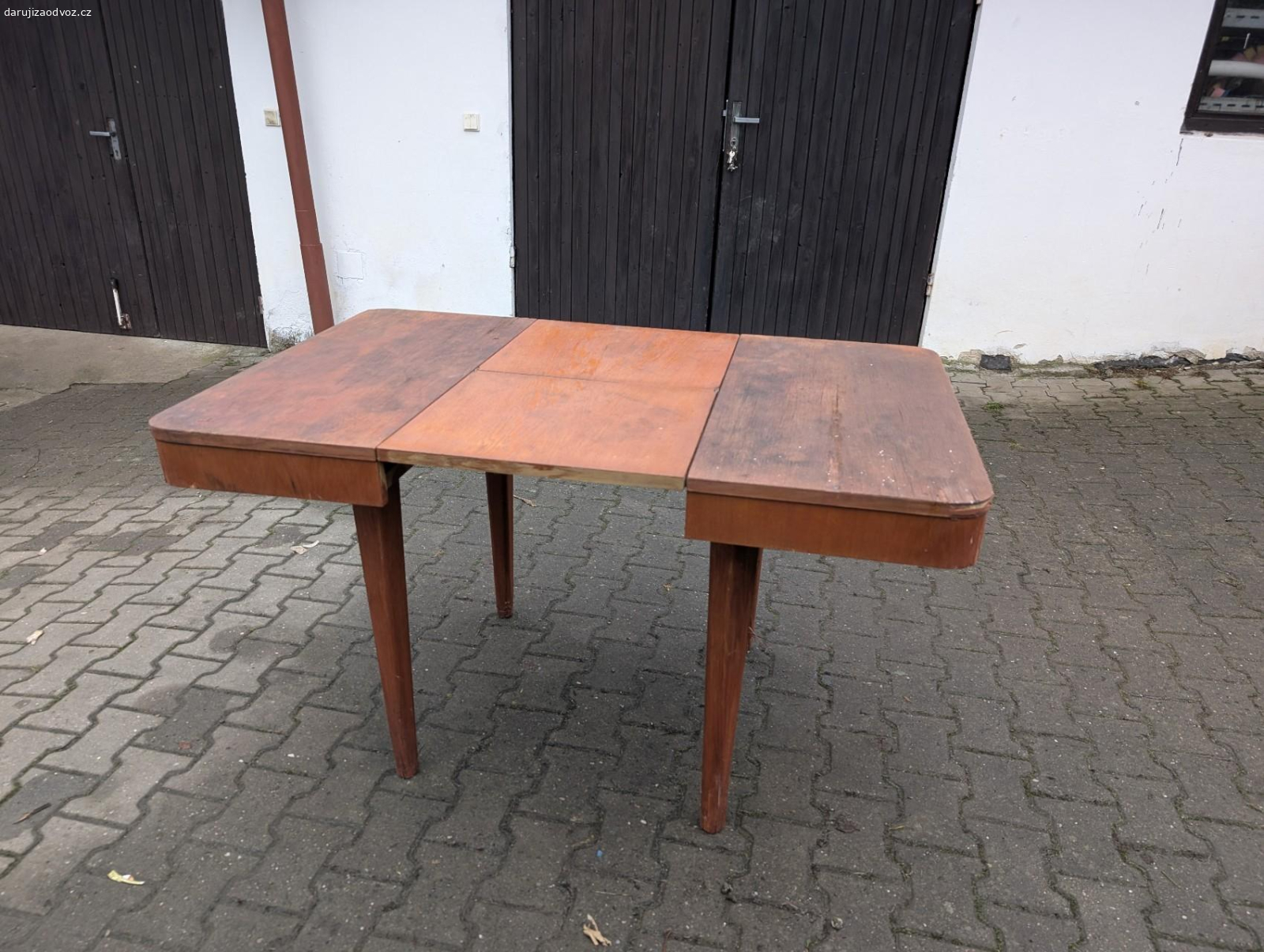 Rozkládací stůl 85x85/134. Nechám za odovz starý dřevěný rozkládací stůl. Má už něco za sebou, ale určitě ještě poslouží. Rozměry po rozložení 85x134 cm.
Pouze osobní předání.