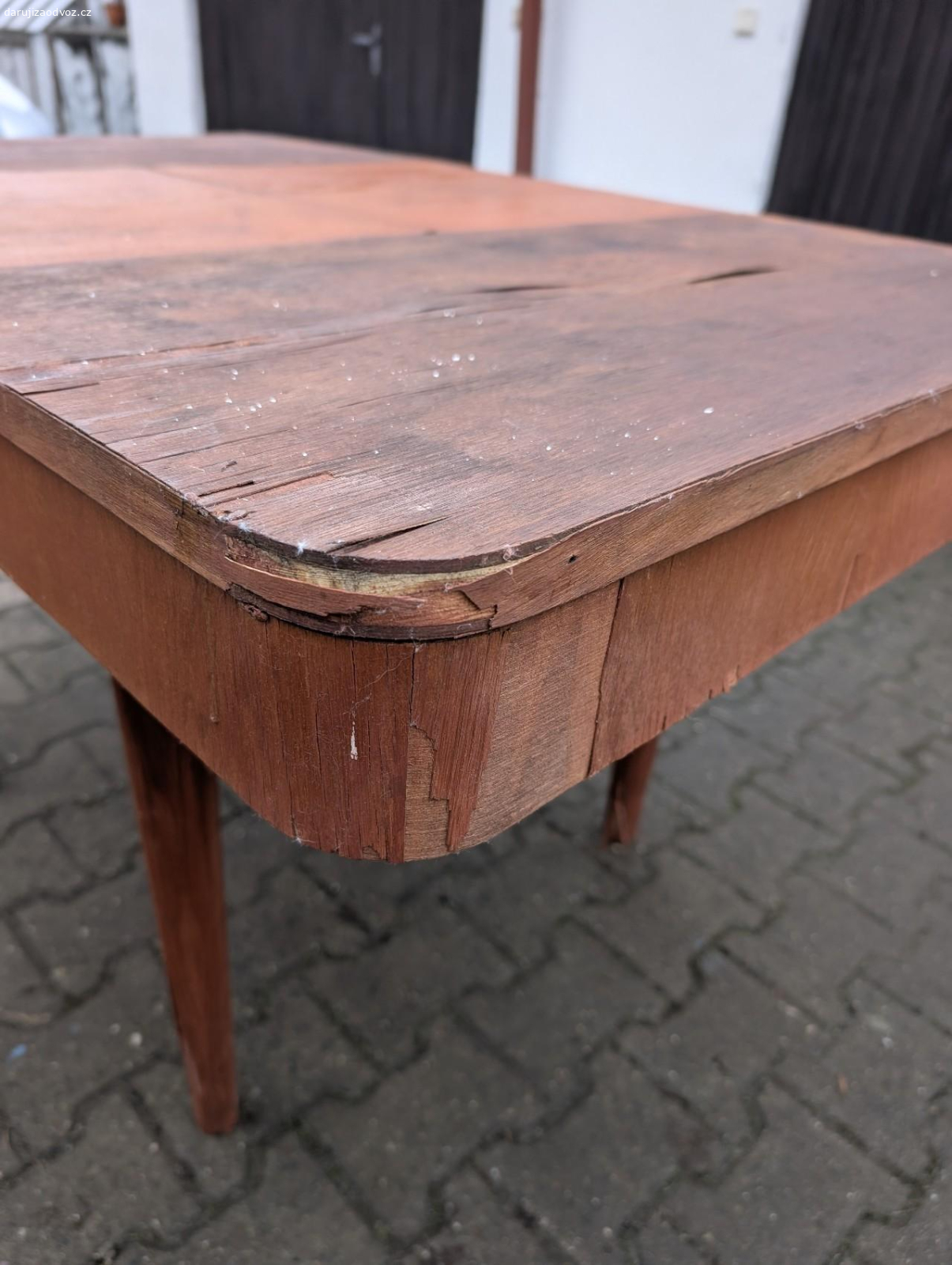 Rozkládací stůl 85x85/134. Nechám za odovz starý dřevěný rozkládací stůl. Má už něco za sebou, ale určitě ještě poslouží. Rozměry po rozložení 85x134 cm.
Pouze osobní předání.