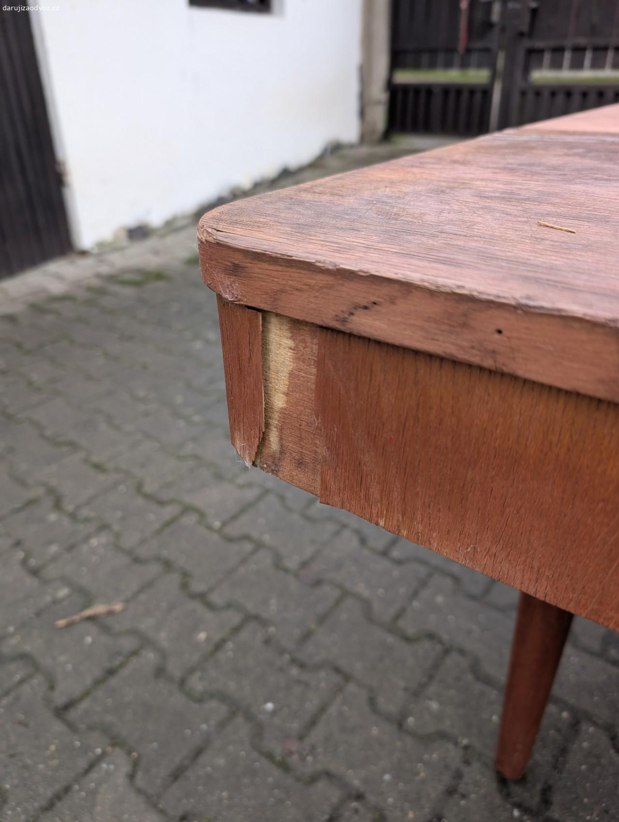 Rozkládací stůl 85x85/134. Nechám za odovz starý dřevěný rozkládací stůl. Má už něco za sebou, ale určitě ještě poslouží. Rozměry po rozložení 85x134 cm.
Pouze osobní předání.