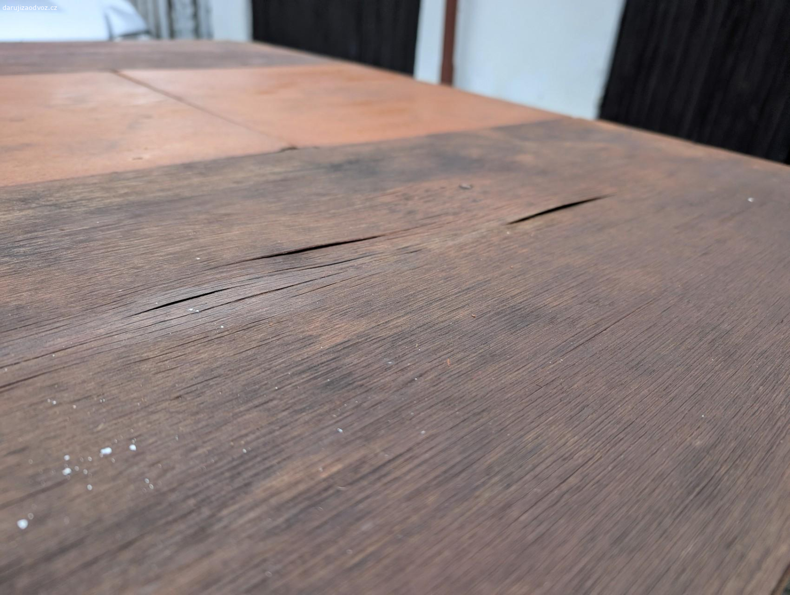 Rozkládací stůl 85x85/134. Nechám za odovz starý dřevěný rozkládací stůl. Má už něco za sebou, ale určitě ještě poslouží. Rozměry po rozložení 85x134 cm.
Pouze osobní předání.