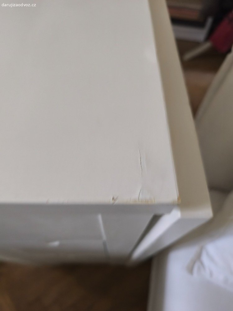 Rozkládací stůl ikea. Pevný, málo požívaný, drobné oťuky, vada na horní desce méně patrná než na fotce. 
Nový je drahý, ale nemám na něj již místo.
REZERVACE