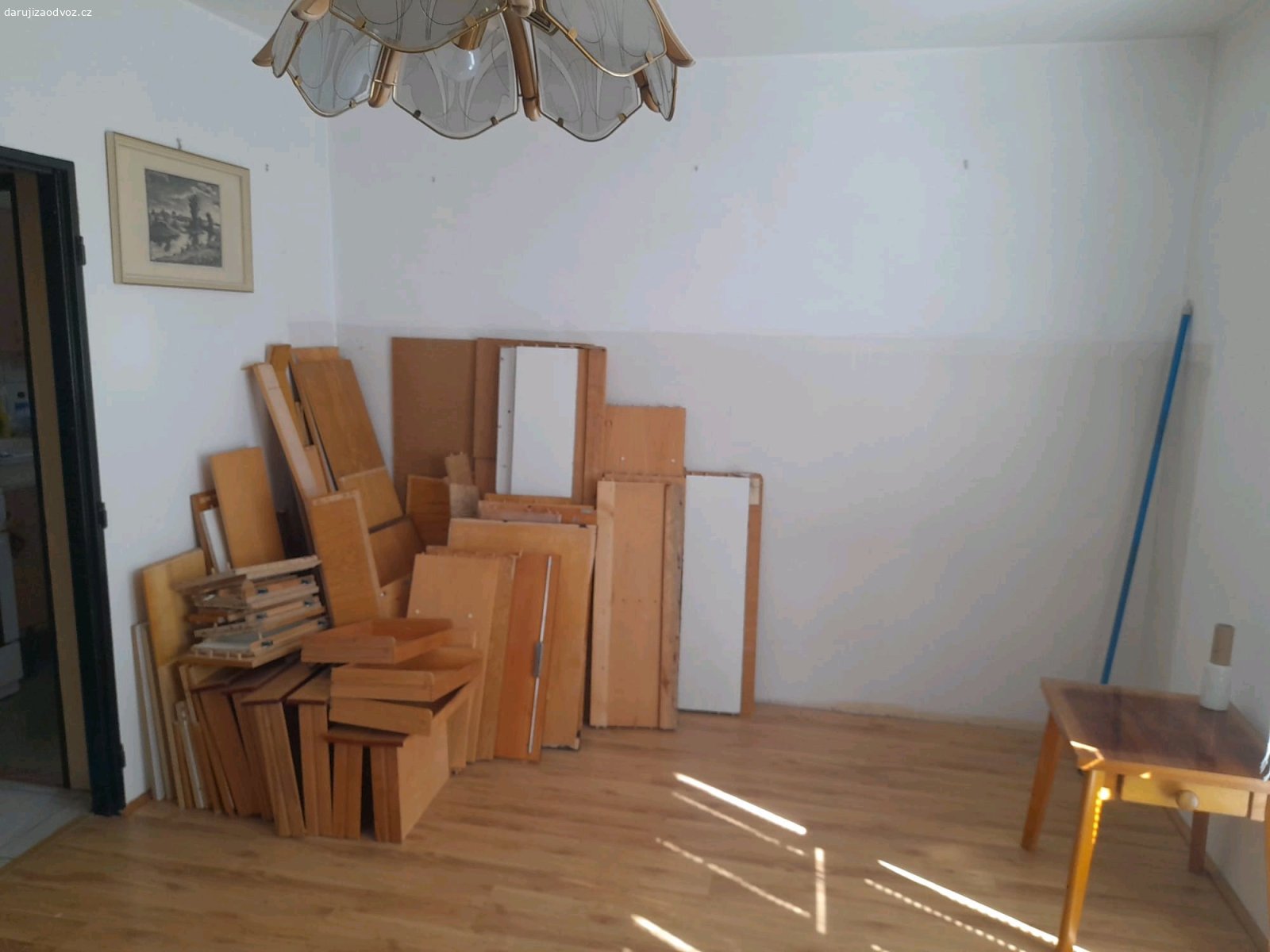 rozložený nábytek ke spálení. možnost dalšího 
k dispozici do soboty 26/09
