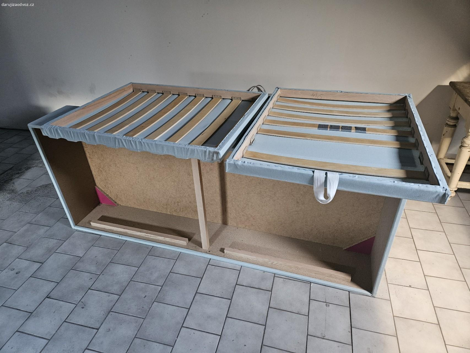 Rozšíření postele levé a pravé. 2x zadní a přední polstrovaný panel. 2x korpus postele na 70cm matrací. rošty.