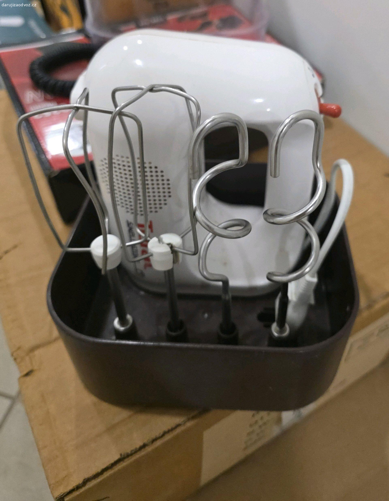 rezervace- Ruční šlehač Tefal. Zcela funkční, jen jedna metla zlomená.