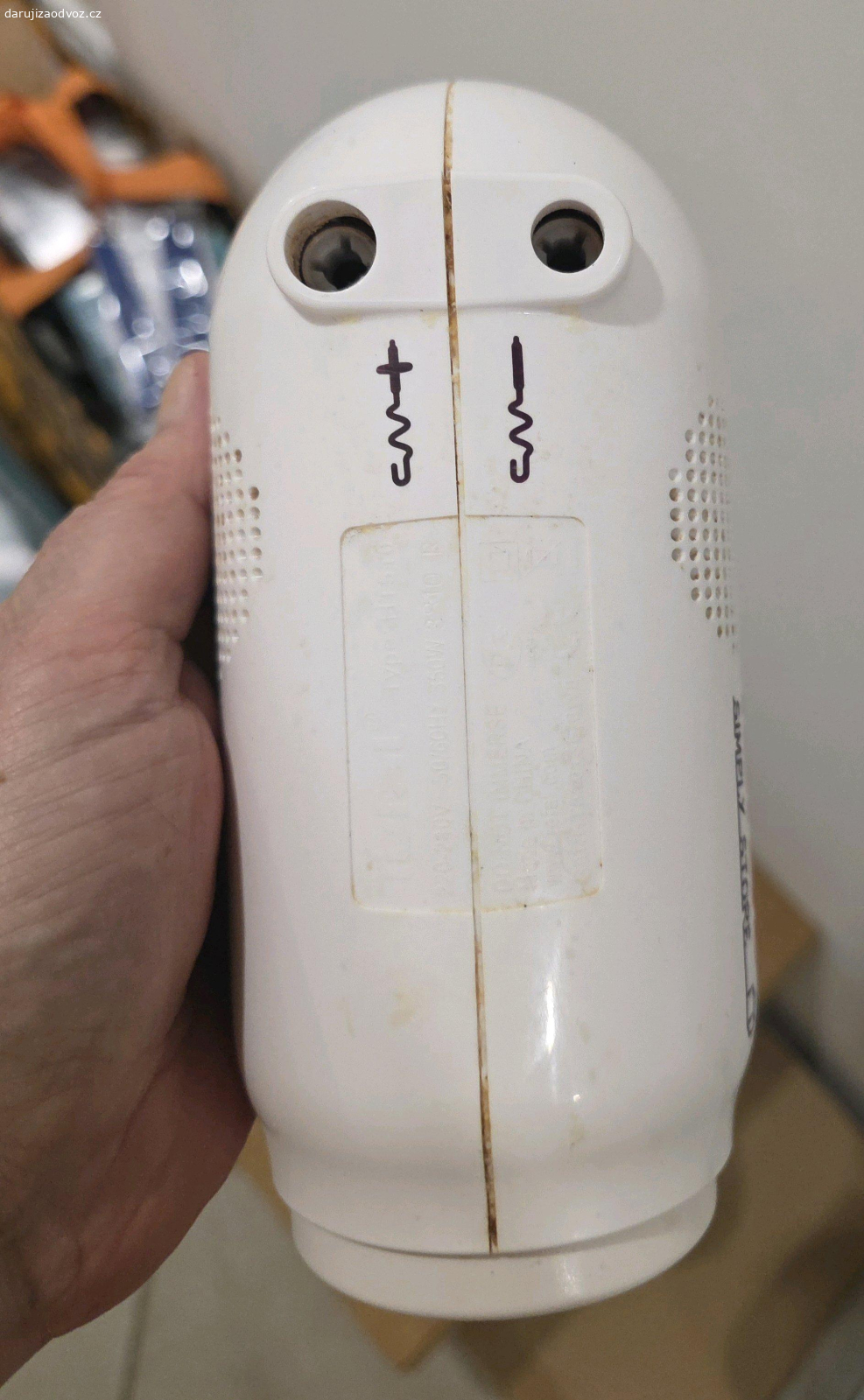 rezervace- Ruční šlehač Tefal. Zcela funkční, jen jedna metla zlomená.