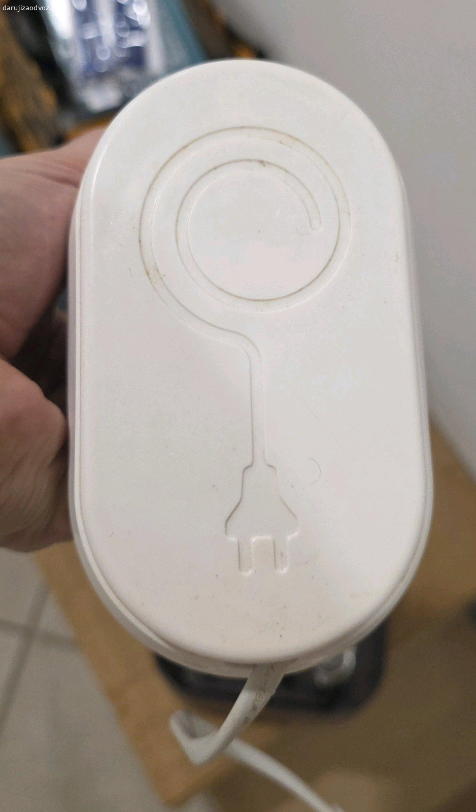 rezervace- Ruční šlehač Tefal. Zcela funkční, jen jedna metla zlomená.