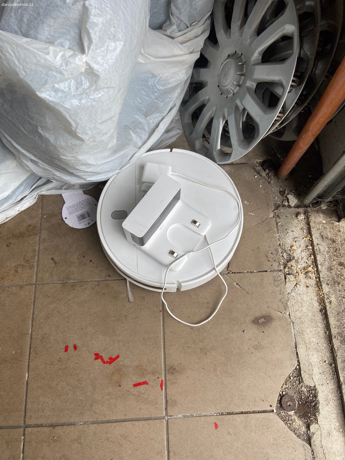 Různé elektro veci. Negarantuji funkčnost - 2 TV, robot vysavač, další drobné věci