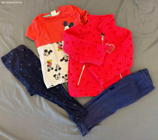 Různé oblečky a spací pytel pro děti 12-24 měsíců