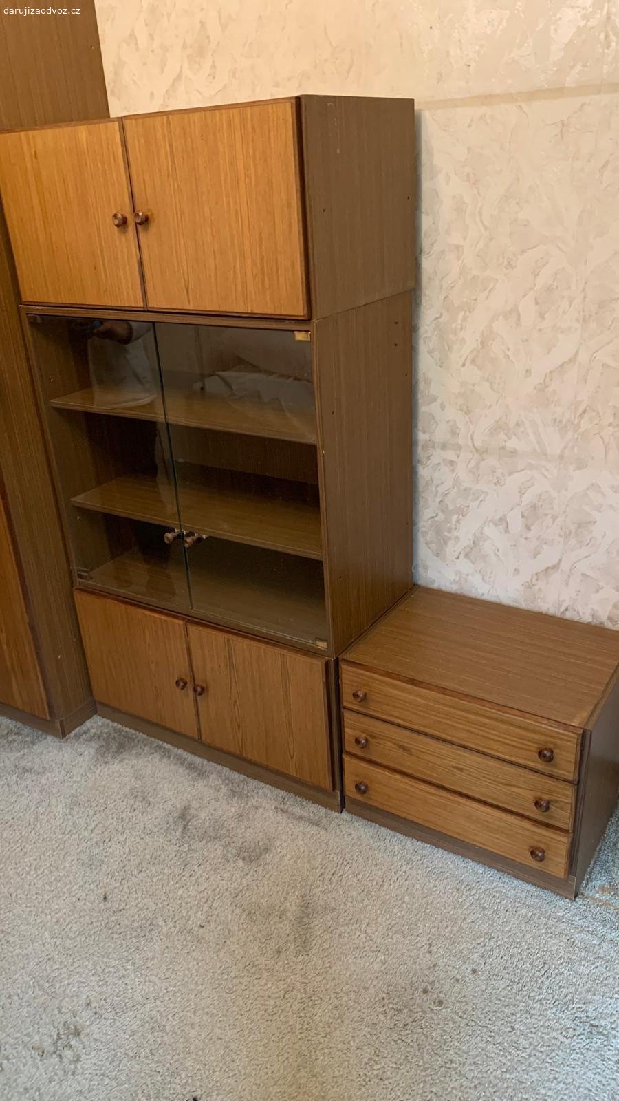 Různé skříně a vytrína. Různé rozměry od 91 š x 50 hl x 40 v až po 91š x 65hl x 168v.

Na emaily neraguji, pouze SMS, hovor, Whatsapp.
Odvoz možný o víkenech nebo svátcích.