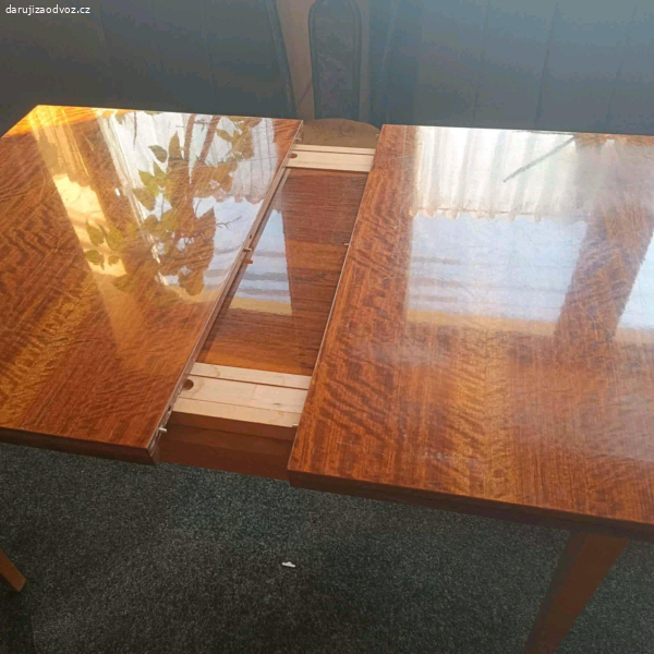 Různé stoly a židle