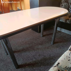 Různé stoly a židle
