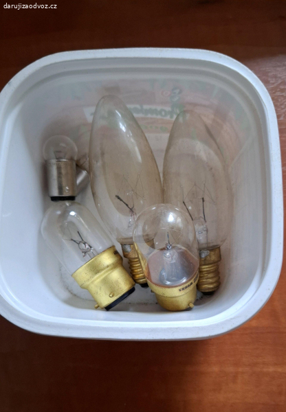 Různé žárovky.