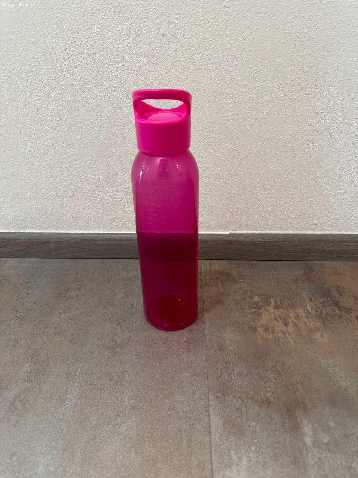 Růžová plastová lahev na vodu. Daruji za odvoz růžovou plastovou láhev na vodu. Poblíž tramvajové zastávky U zvonu.