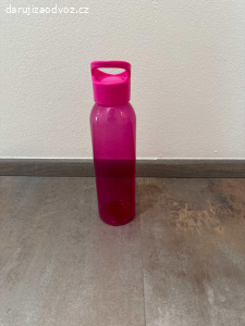 Růžová plastová lahev na vodu