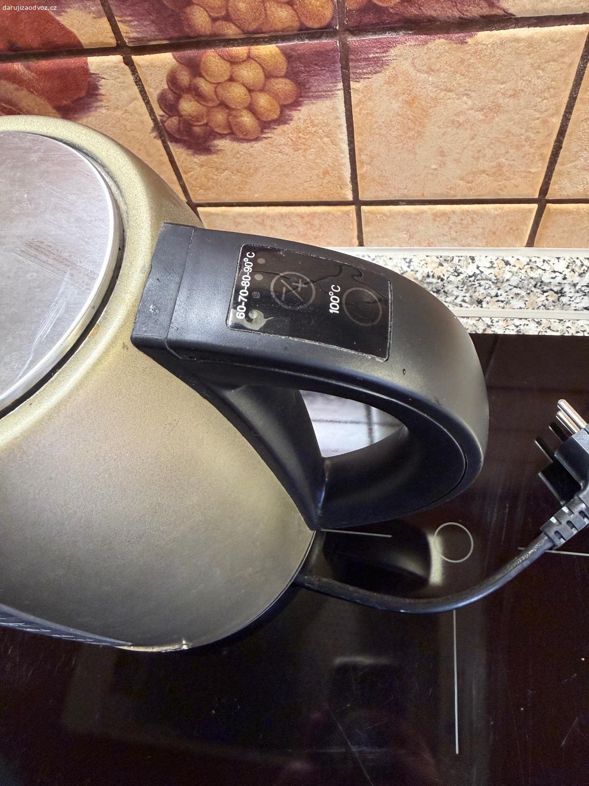 Rychlovarná konvice. Zlobí tlačítko otevírání, jinak funkční. Nastavitelná teplota. 

Ovoce pro děti potěší, není podmínkou. 

Pouze osobní odběr v Roudnici nad Labem, neodesílám.