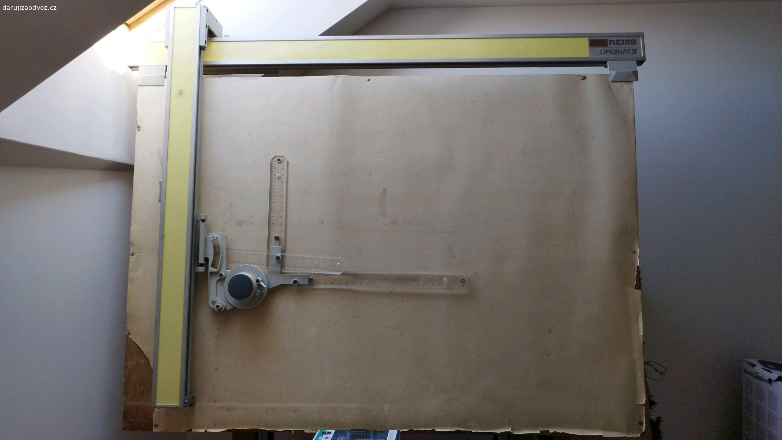 rýsovací prkno. polohovací prkno na výšku i úhel sklopení, včetně ústrojí pravítek, jde pro převoz rozmontovat