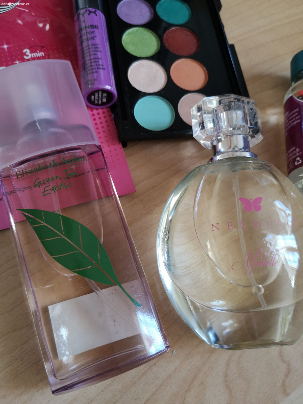 Sada kosmetiky a vůní. Daruji za odvoz. Dvě vůně - Elizabeth Arden Green tea exotic, Nefrito Michelle. Tři masážní oleje Kneipp nové. Nova rtěnka NYX intense butter gloss odstín Berry strudel, nová maska Sephora. Paletka očních stínů Sleek Snapshots 732 - používaná.