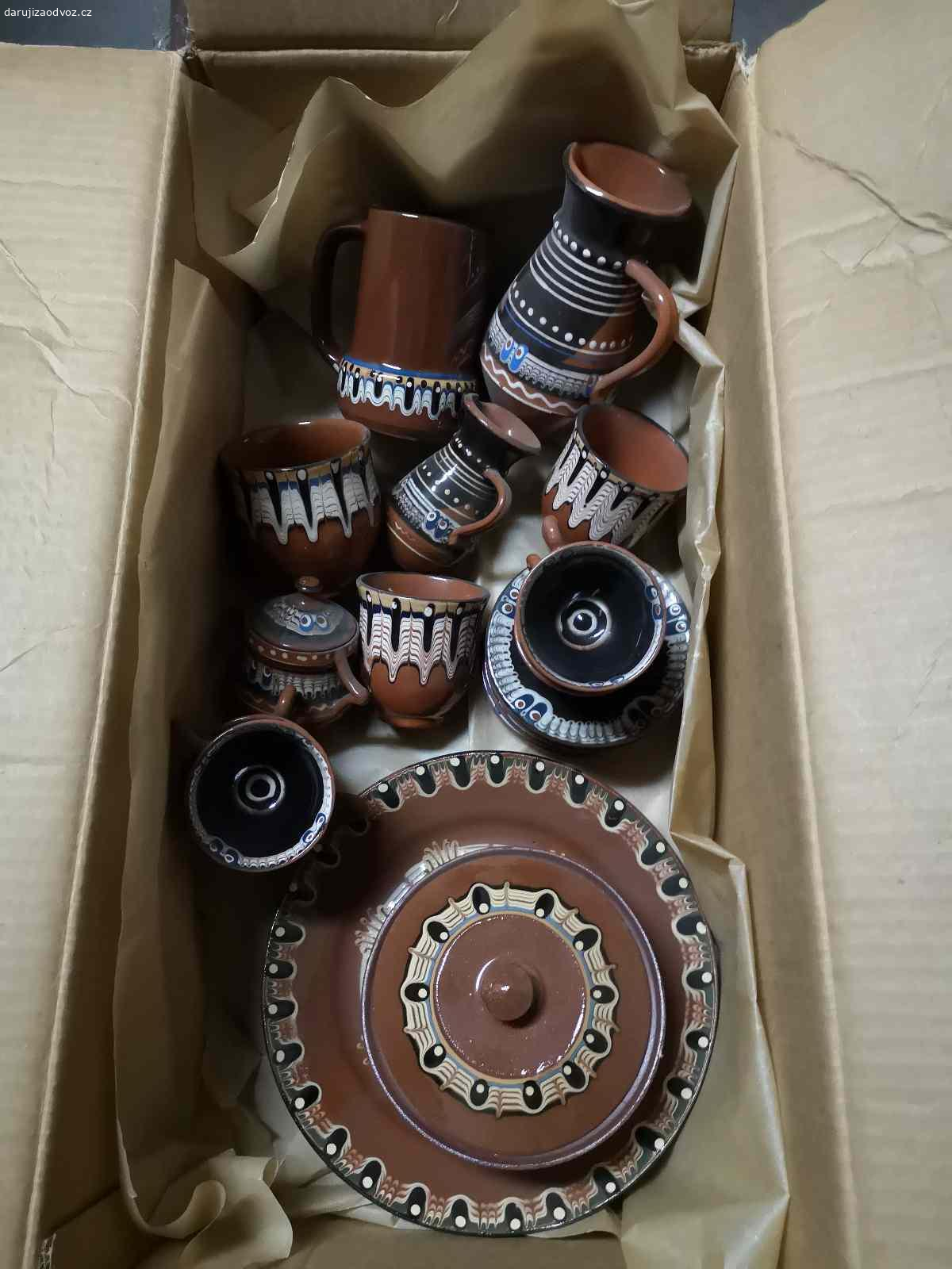 Sada malované keramiky. Sada různé malované keramiky. Hrníčky, talířky a další.

ZDARMA - POUZE osobní odběr Jičín 50601.