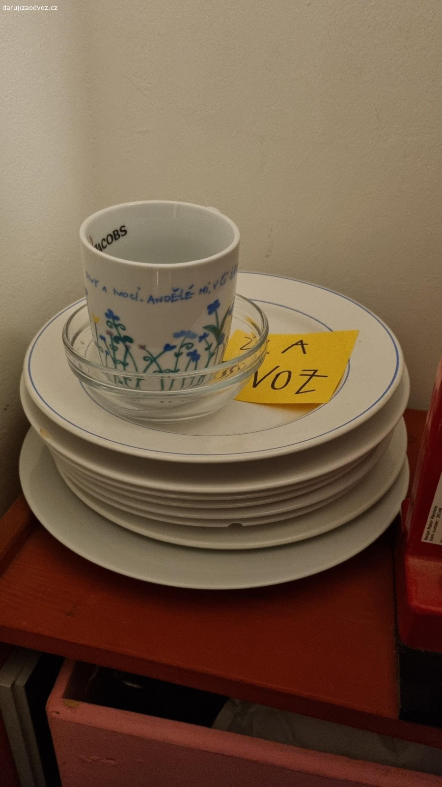 Sada nádobí. 17x talíře hluboké, lehce otlučené
8x talíře klasické
1x hrneček
1x miska

hluboké talíře jsou velice krasne, i přes otlučení

preferuji odběr všeho jednou osobou