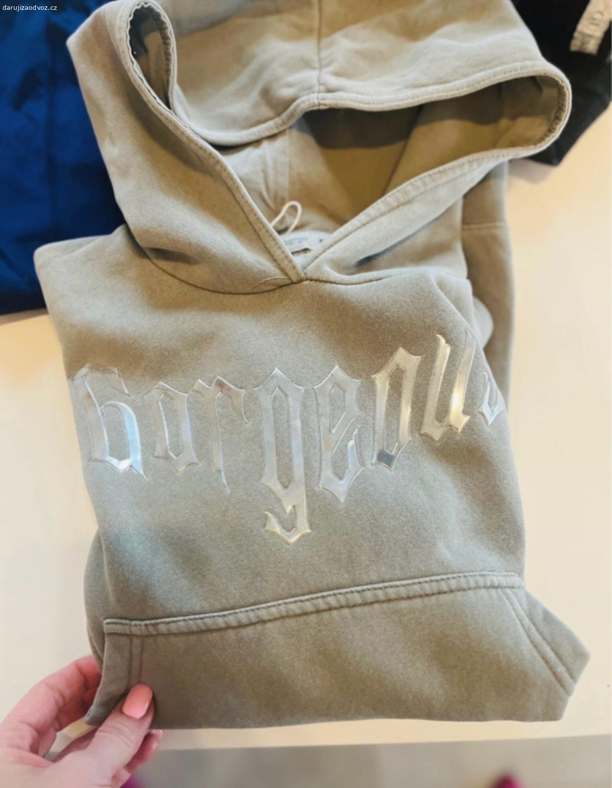 sada s-m guess Fb sister. Mikča nová, džíny i legíny nošené l- oboje elastické, ale velikostně sedí

možné osobní setkání - poprosím o lahev coly zero anebo komplet zásilkovna 120.-