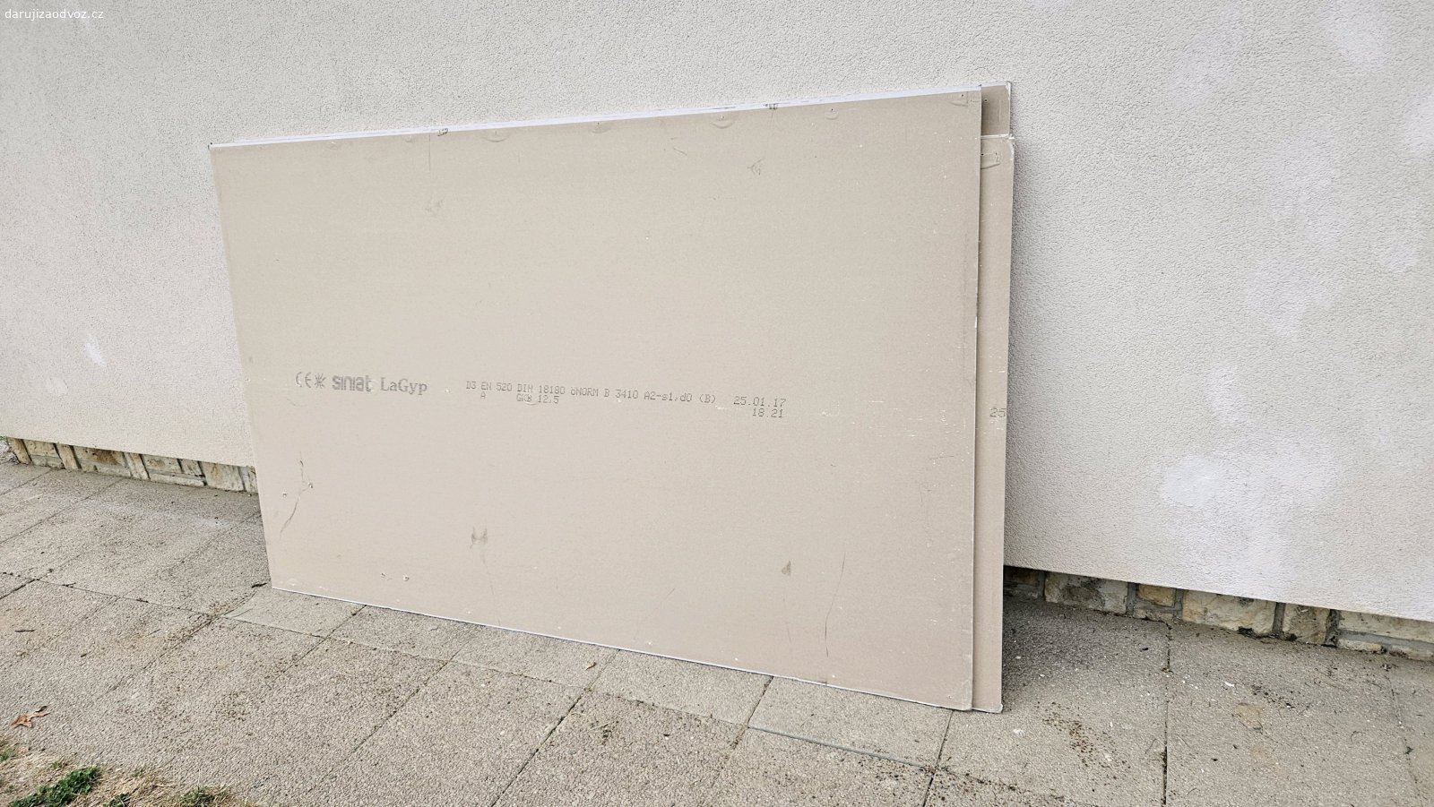 Sádrokartonové desky. Použité sádrokartonové desky - rozměry 200 x 125 cm - 2x a 200 x 116 cm - 2x. Mají různé díry po vrutech.