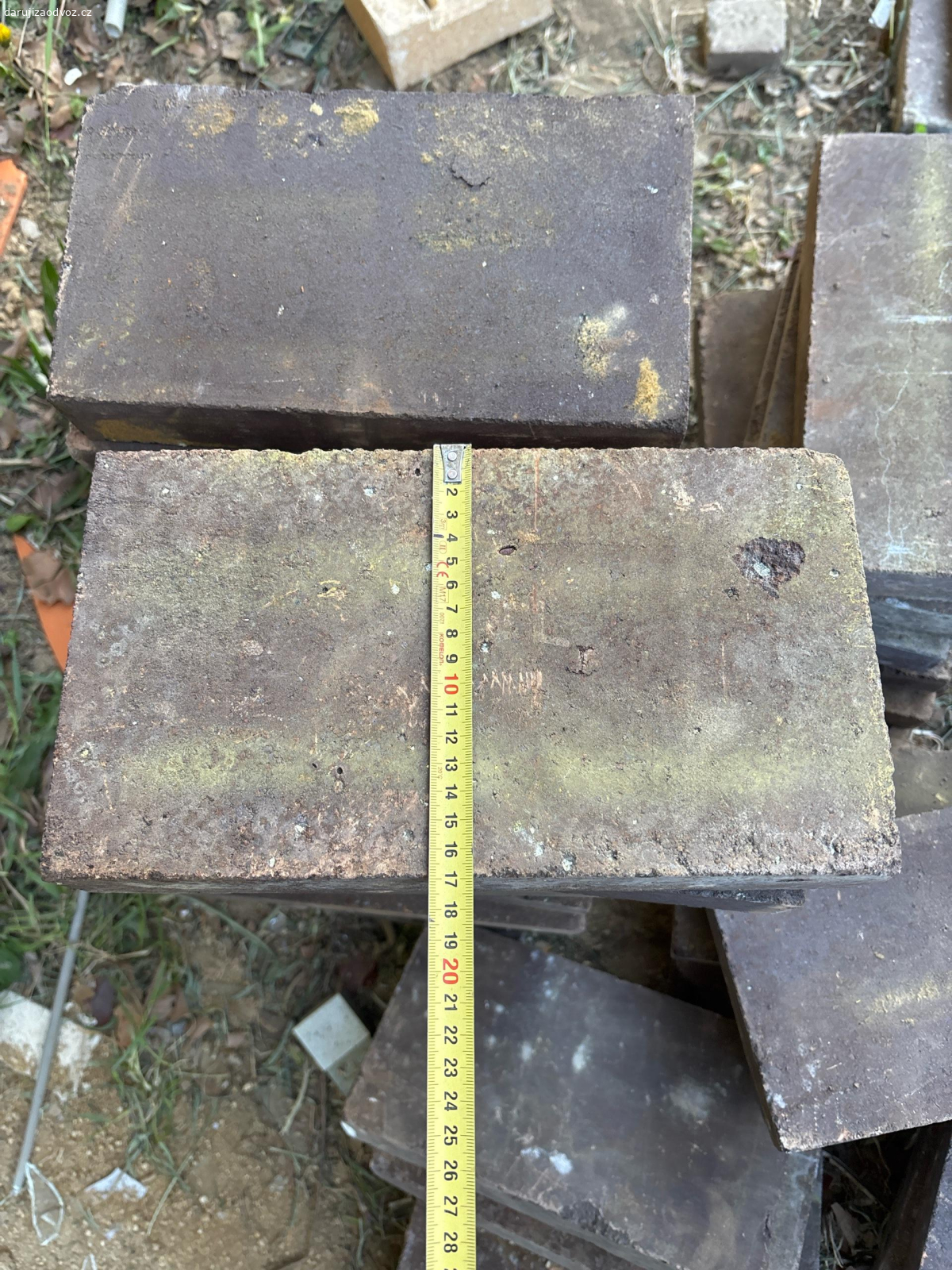 Šamotové cihly. daruji za odvoz cca 80 ks šamotových cihel, prosím pište SMS na tel.