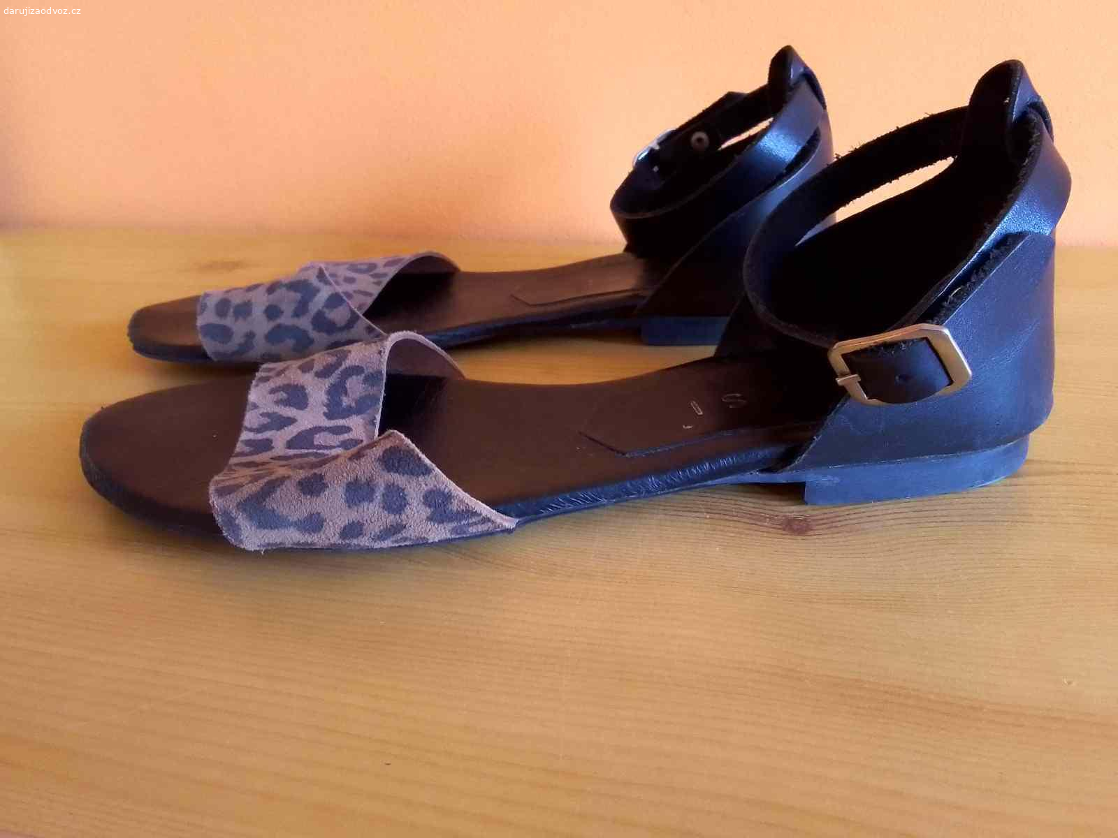 SANDÁLE NESSI velikost 40. Daruji sandály NESSI vel. 40. Předání na Praze 13, poblíž metra B stanice Luka.