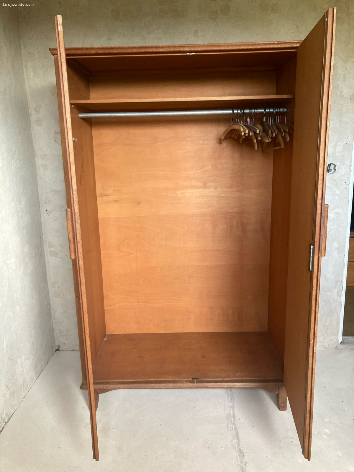 šatní skříň. plně funkční starší poctivá práce, oblé hrany, o rozměrech120x60x90cm za symbolických 100Kč